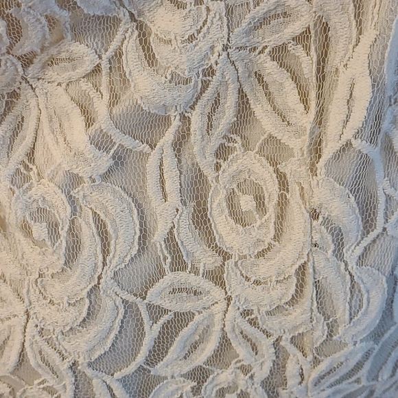 BEAUTIFUL CREAMY WHITE LACE LINED MIDI DRESS - Picture 13 of 16